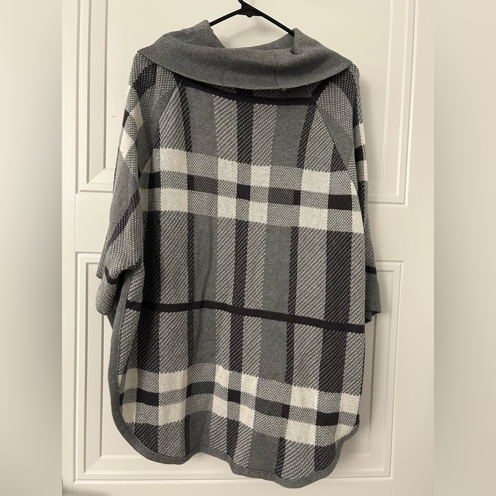 Loft Poncho - Picture 2 of 3